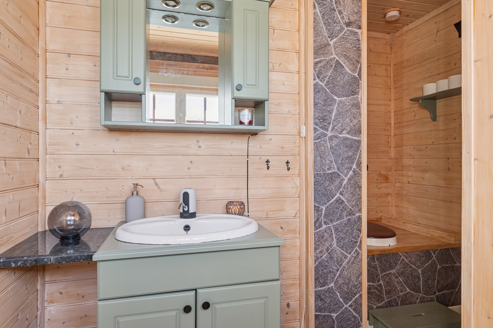 Badet er etablert i 2011 og inneholder toalettrom/bad uten innlagt vann. Galleribilde