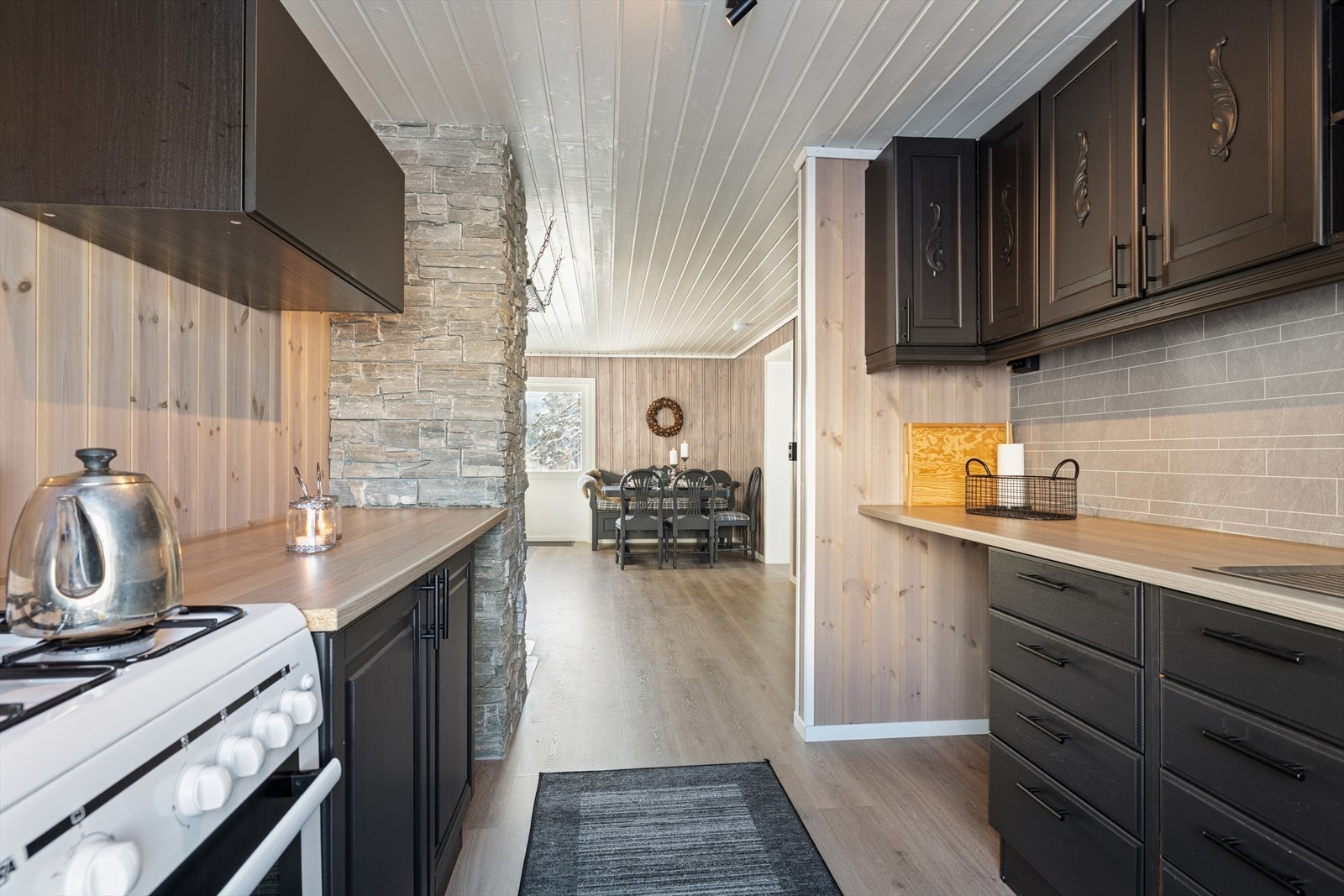 Kjøkkenet er utstyrt med gasskomfyr. Det er ikke innlagt vann, men det er en vask med avløp som går ut i rør i terrenget, samt en kran uten vanntilkobling. Galleribilde