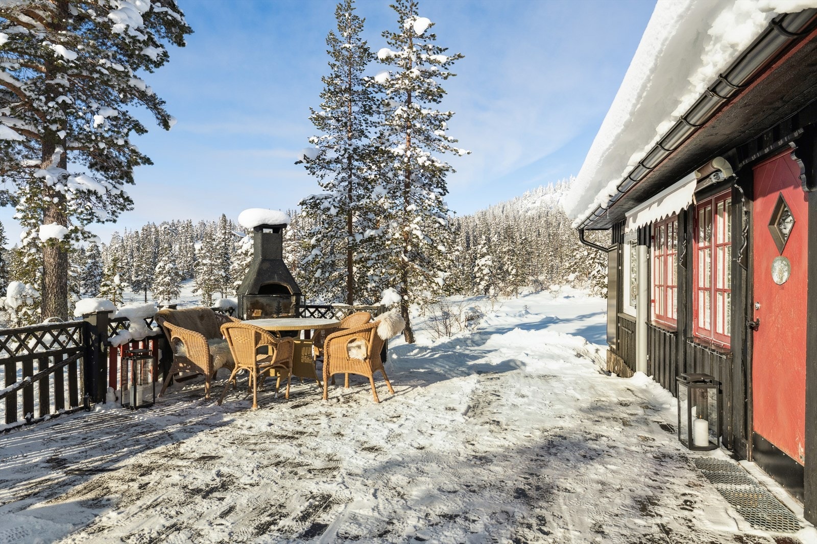 Foran inngangspartiet er det en romslig terrasse på ca. 40 kvm. Galleribilde