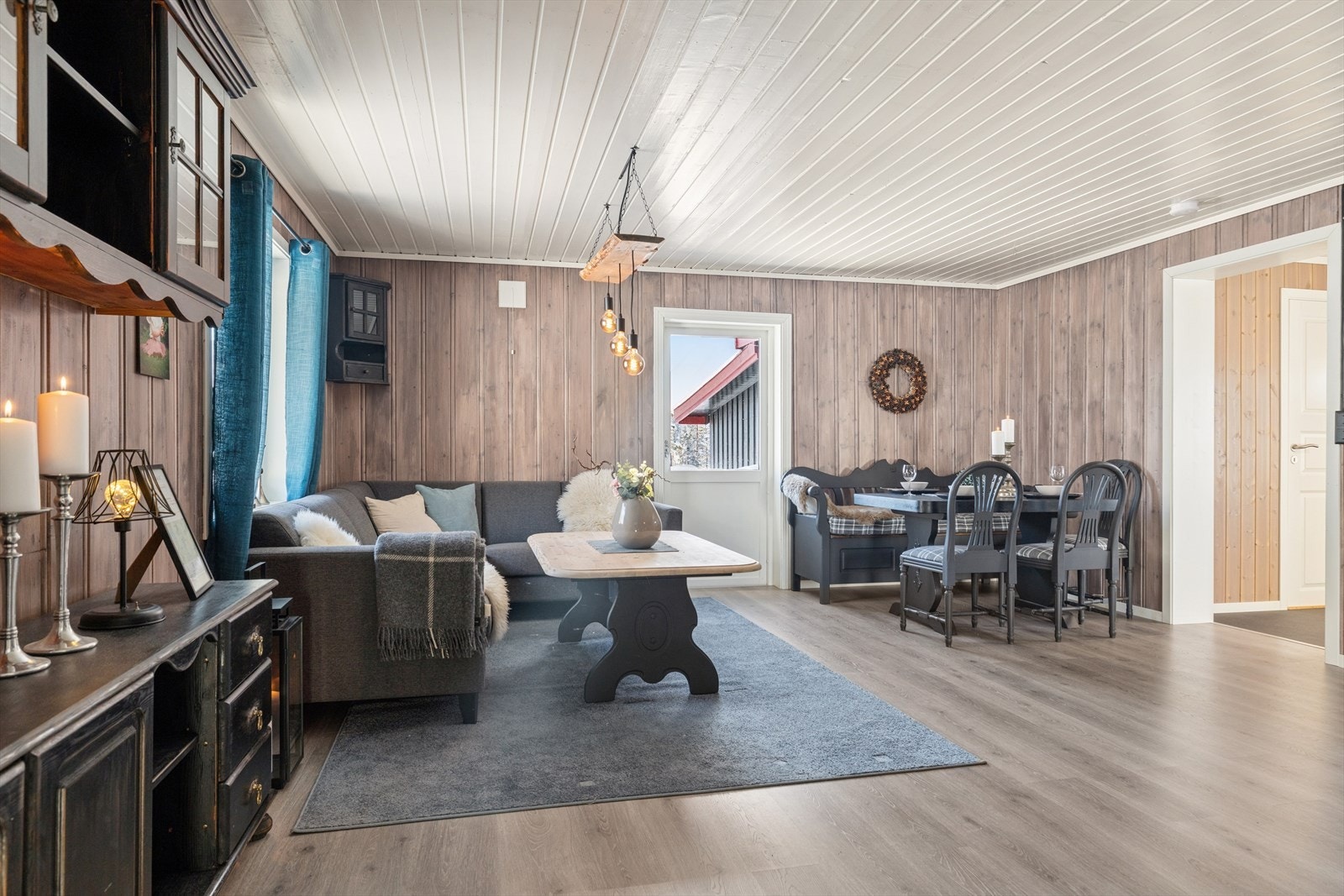 Det er god plass til både sofagruppe og spisebord i stuen. Galleribilde