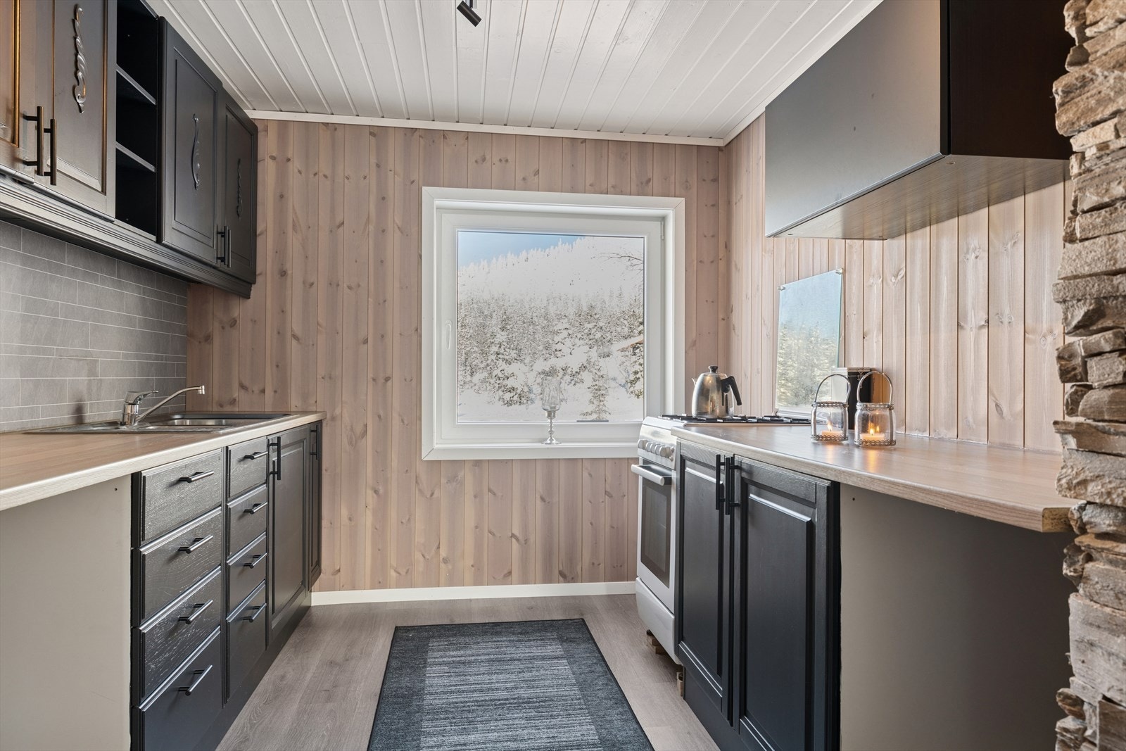 Innredningen er fra ca. 2011 og har profilerte, malte fronter og laminert benkeplate. Galleribilde