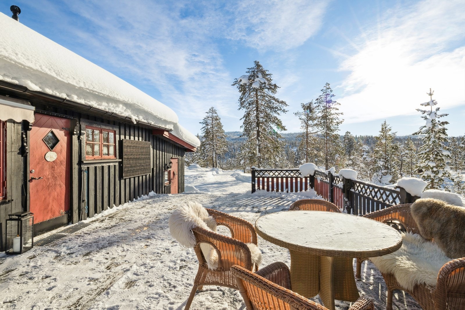Lun og stemningsfull uteplass som gir ekte hyttefølelse året rundt. Galleribilde