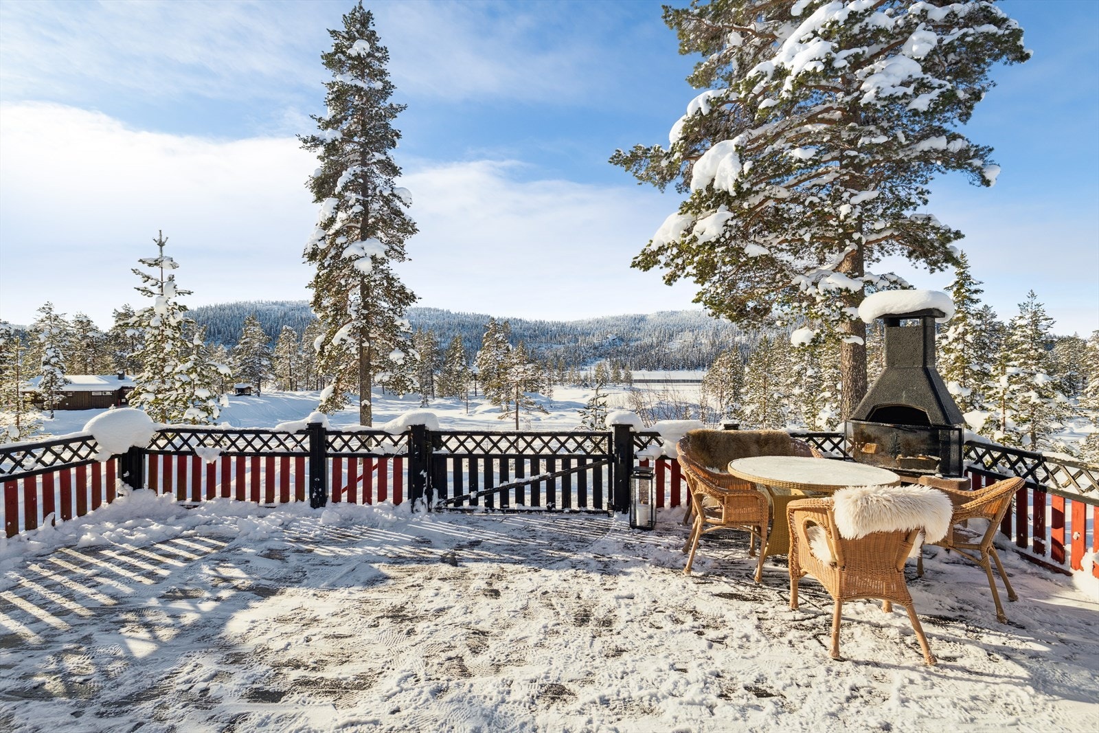 Her ligger det godt til rette for utemøbler, grilling og avslapning i solrike omgivelser. Galleribilde