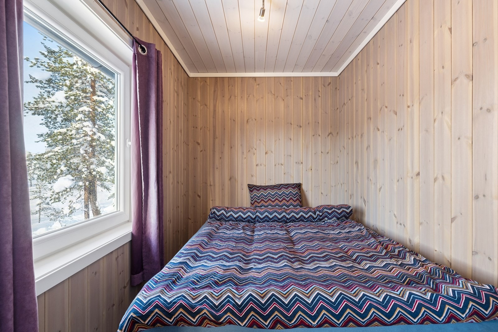 Hyttas hovedsoverom har god plass til dobbeltseng. Rommet har panel på vegger og tak, og gir en lun og rolig atmosfære som egner seg godt for hvile. Galleribilde