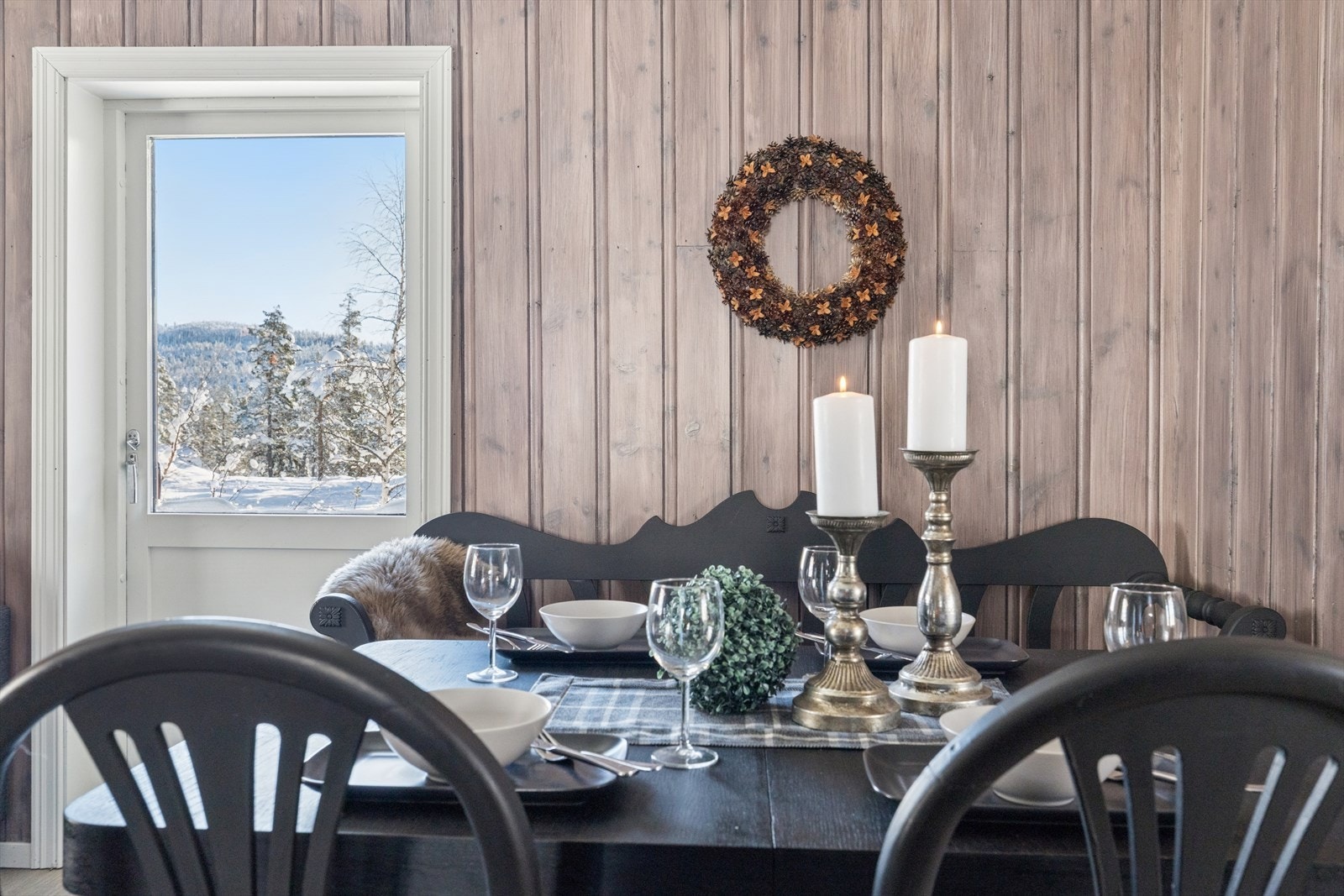 Fra stuen er det enkel tilgang til en av hyttas terrasser. Galleribilde