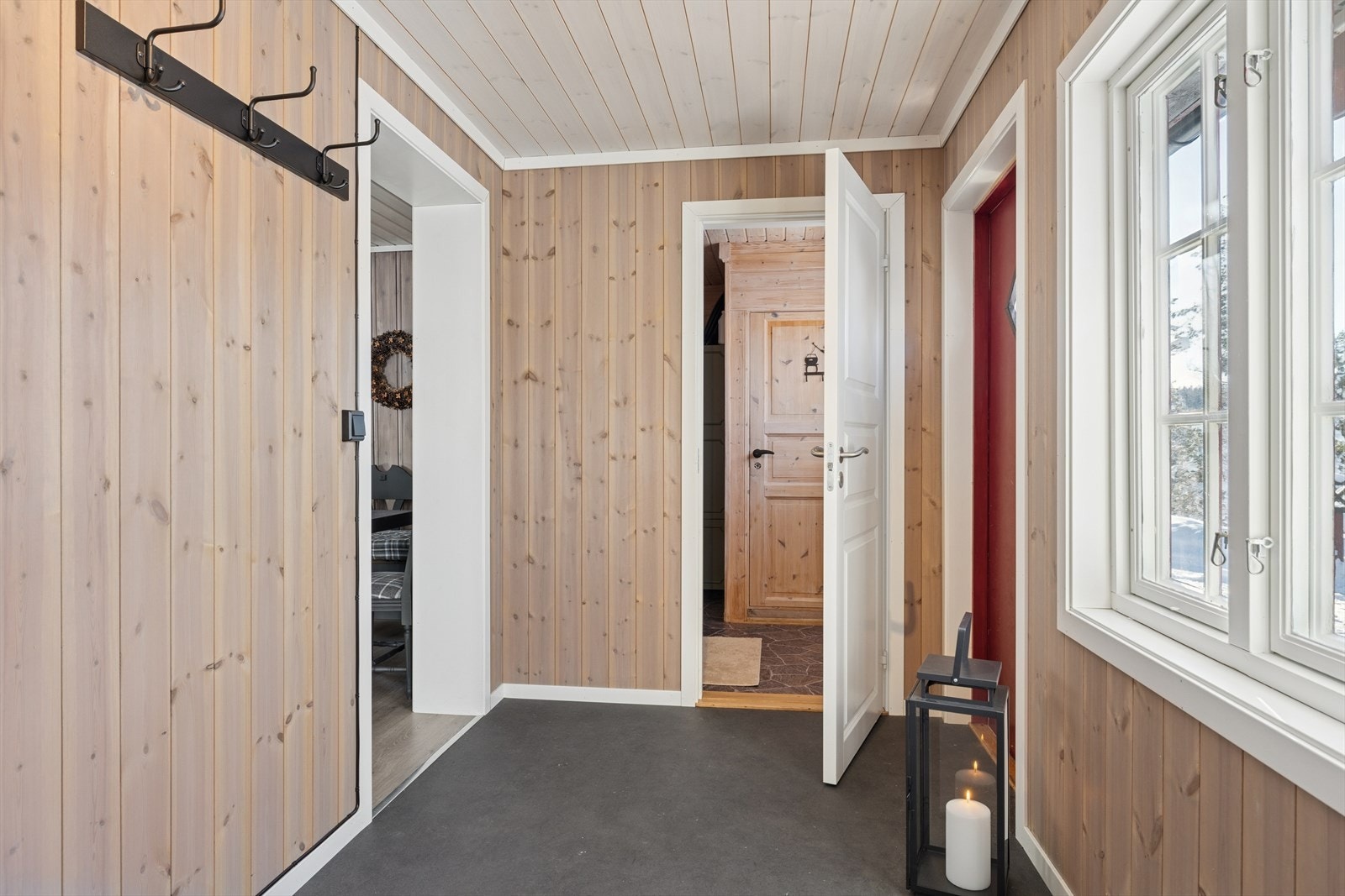 Hytta har en innbydende entré som gir et godt førsteinntrykk. Galleribilde