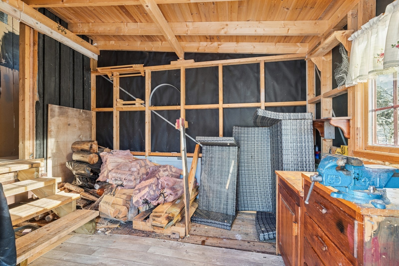 Hytta har en praktisk snekkerbu/verksted som gir gode lagrings- og arbeidsmuligheter. Galleribilde