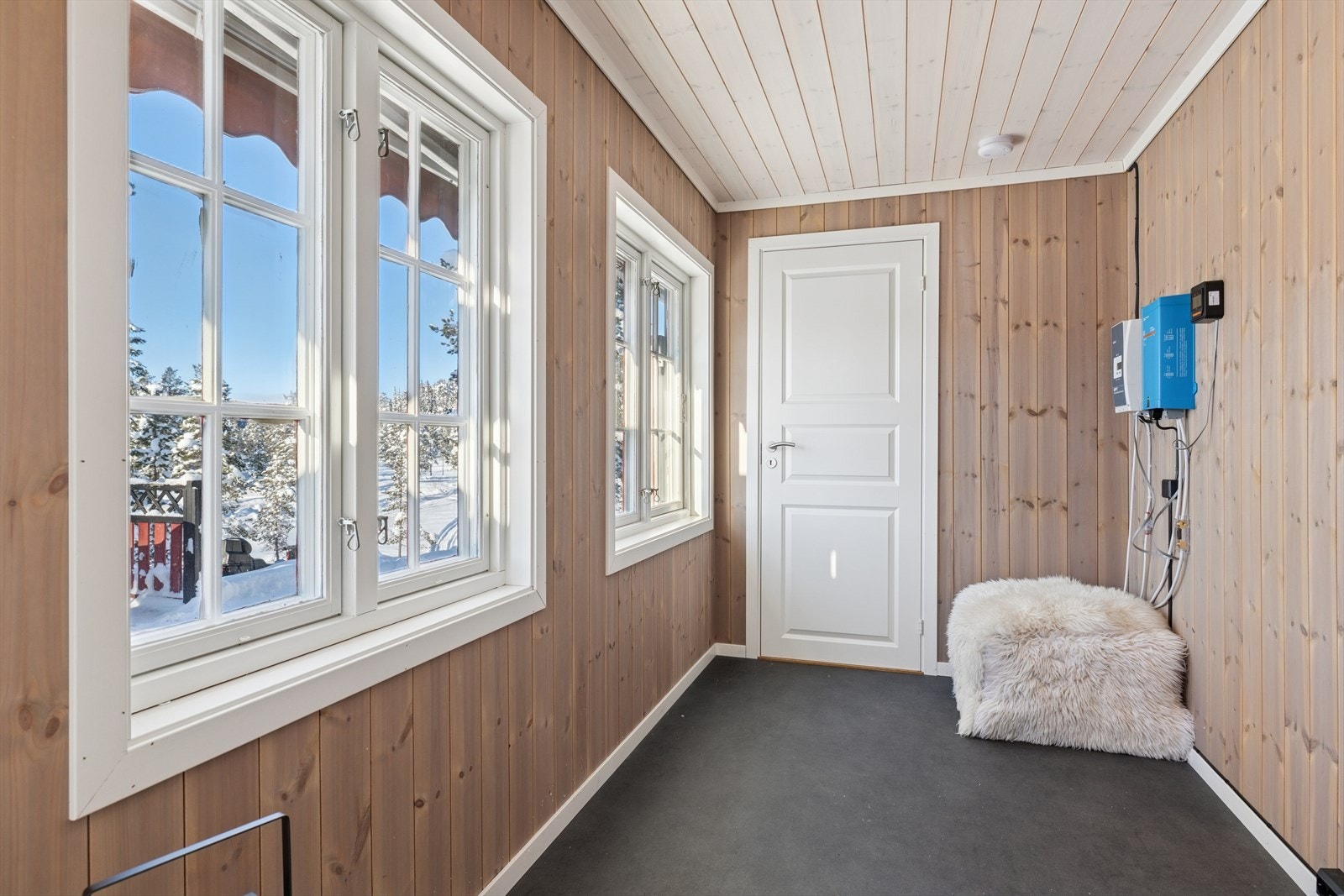 Rommet er oppgradert med panel på vegger og tak samt belegg på gulv. Galleribilde