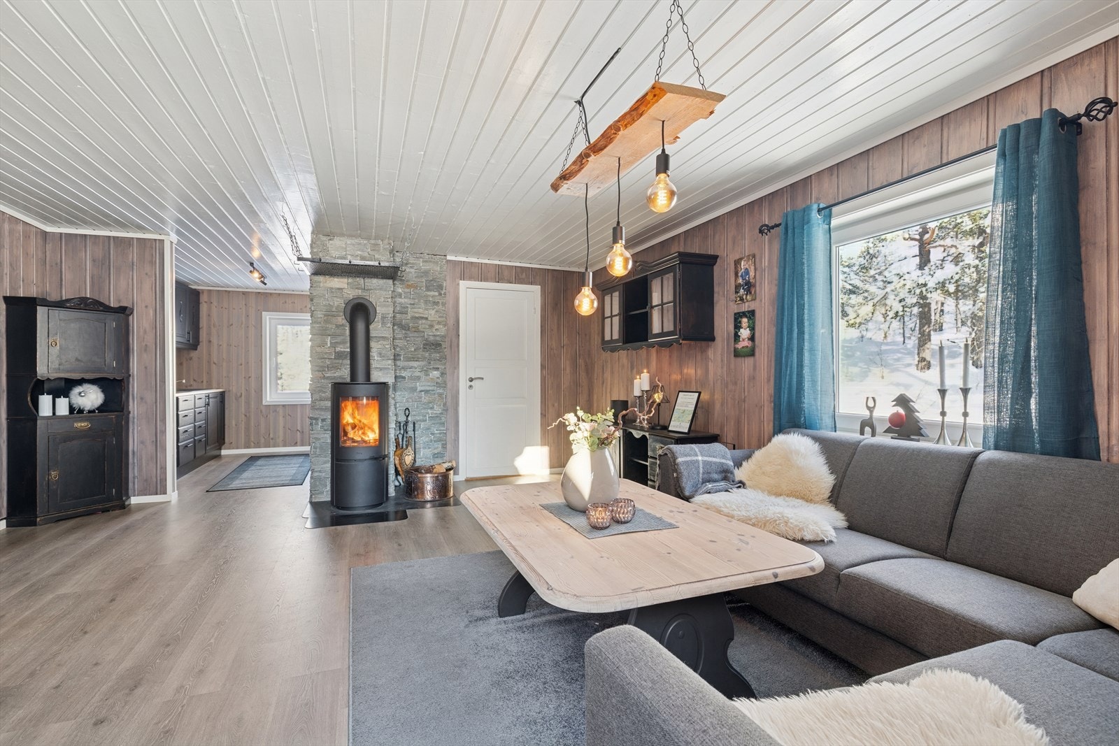 Store vindusflater slipper inn rikelig med naturlig lys og gir fin kontakt med naturen utenfor. Galleribilde