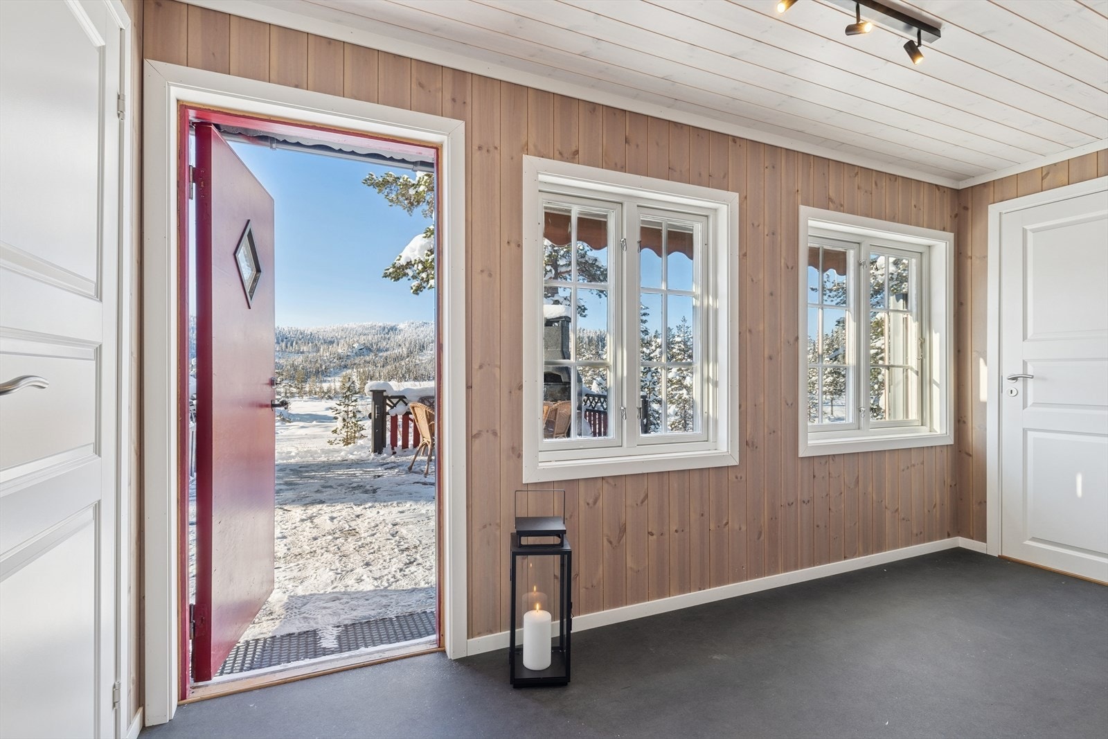 Her er det plass til yttertøy og sko, og gangen fungerer som et naturlig bindeledd mellom hyttas ulike rom. Galleribilde