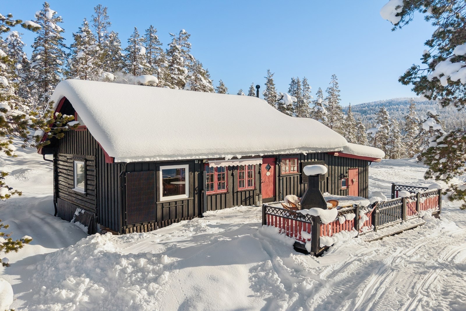 Hytta er opprinnelig oppført i 1987 og har vært gjennom flere oppgraderinger, og fremstår som velholdt med en praktisk planløsning på ett plan. Galleribilde