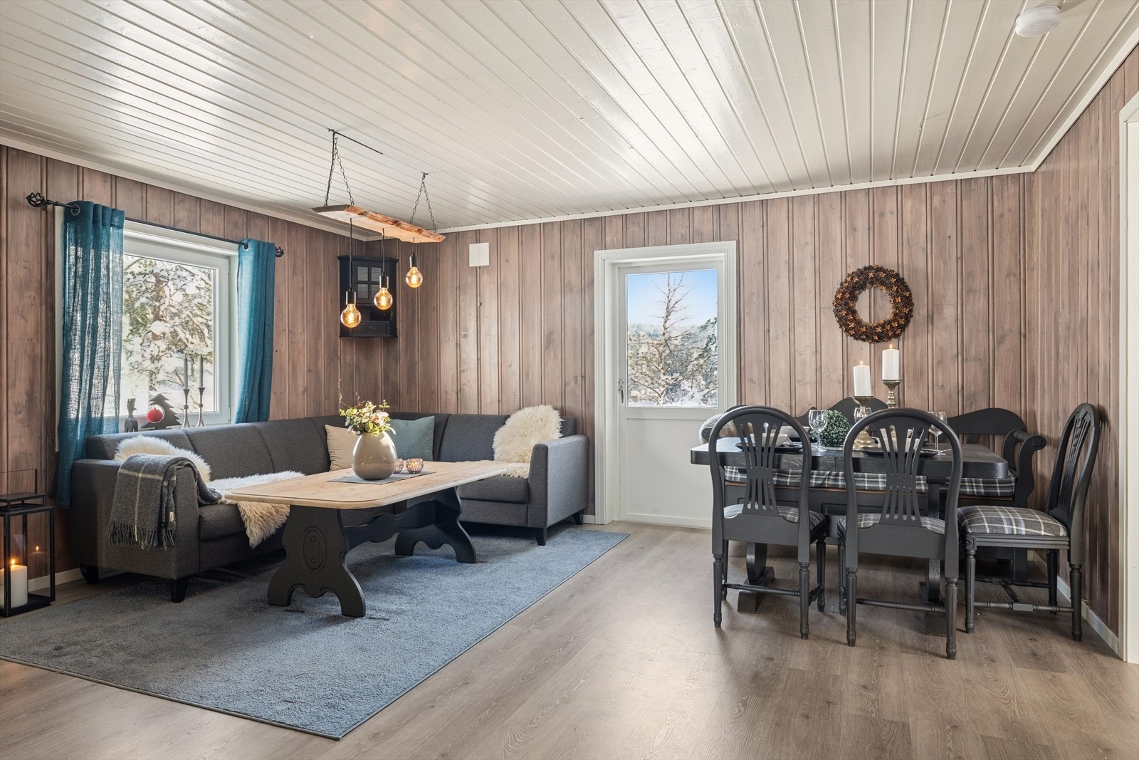 Klassisk hyttestandard med panelkledde vegger og tak samt laminatgulv. Galleribilde