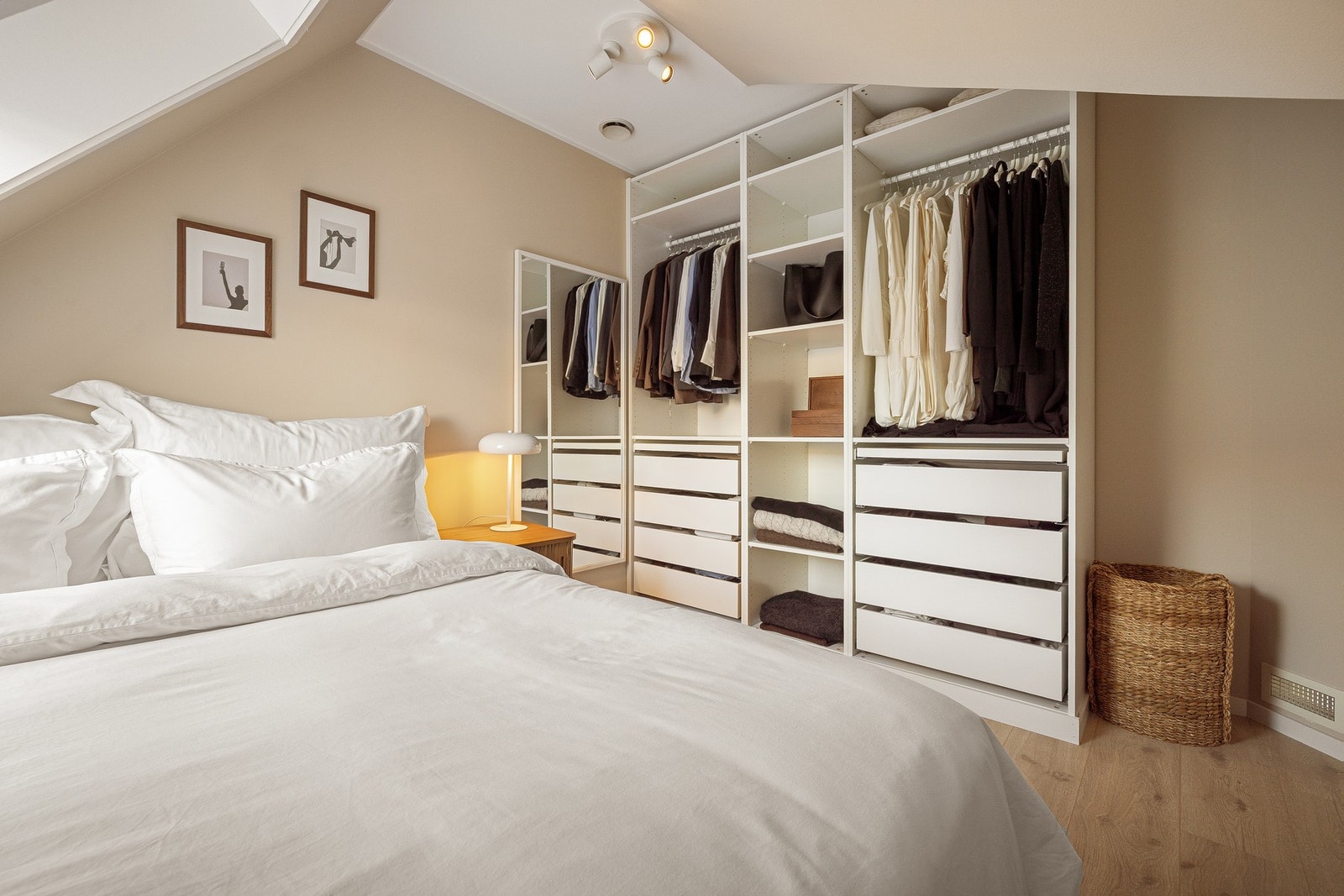 Herlig soverom med god skapplass, nymontert pax-garderobe. Galleribilde