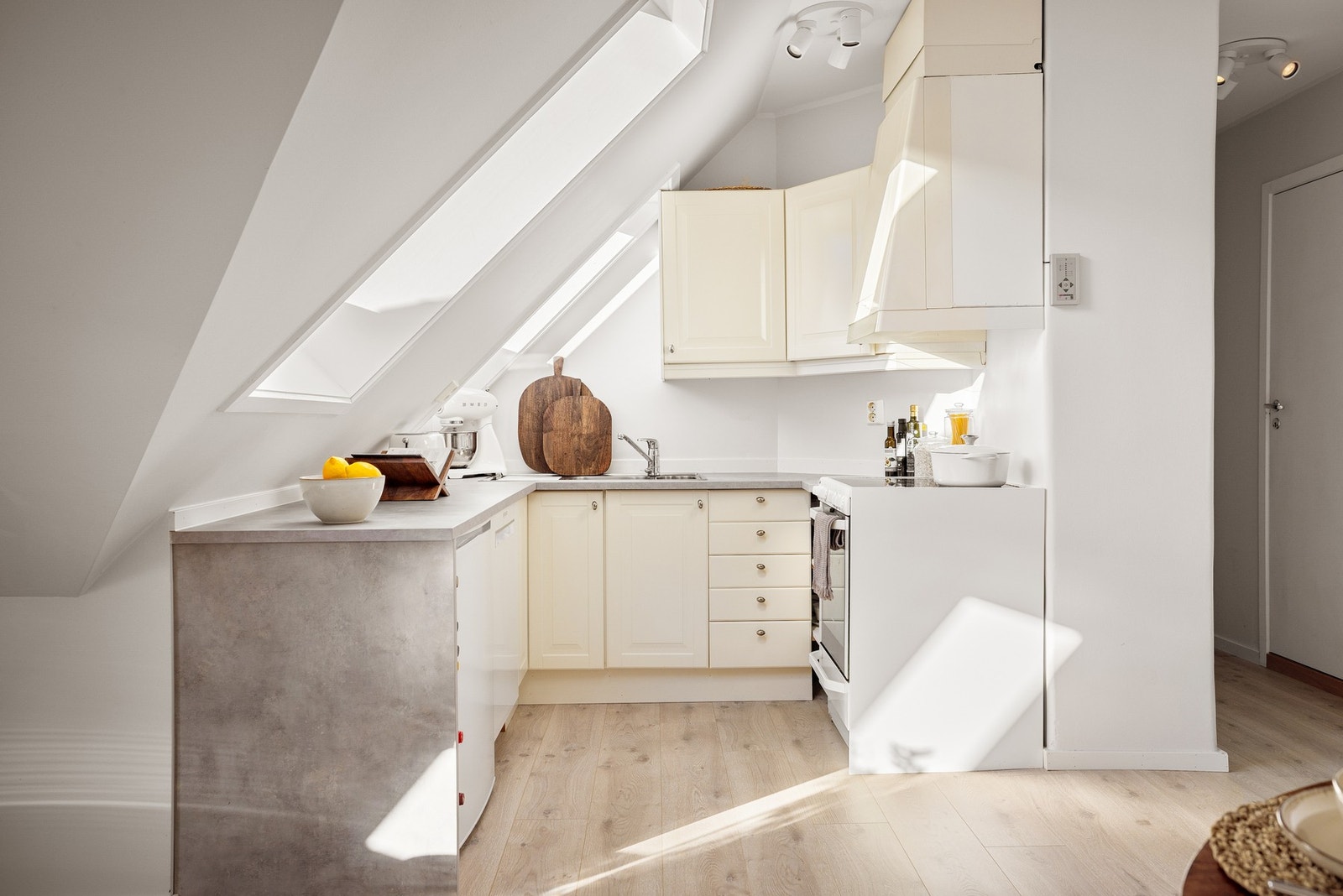 Pent kjøkken med god benkeplass. Galleribilde