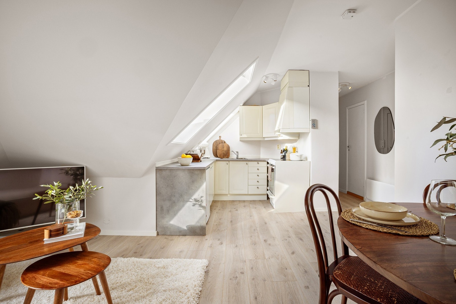 Sett mot kjøkken og inngangspartiet til leiligheten Galleribilde