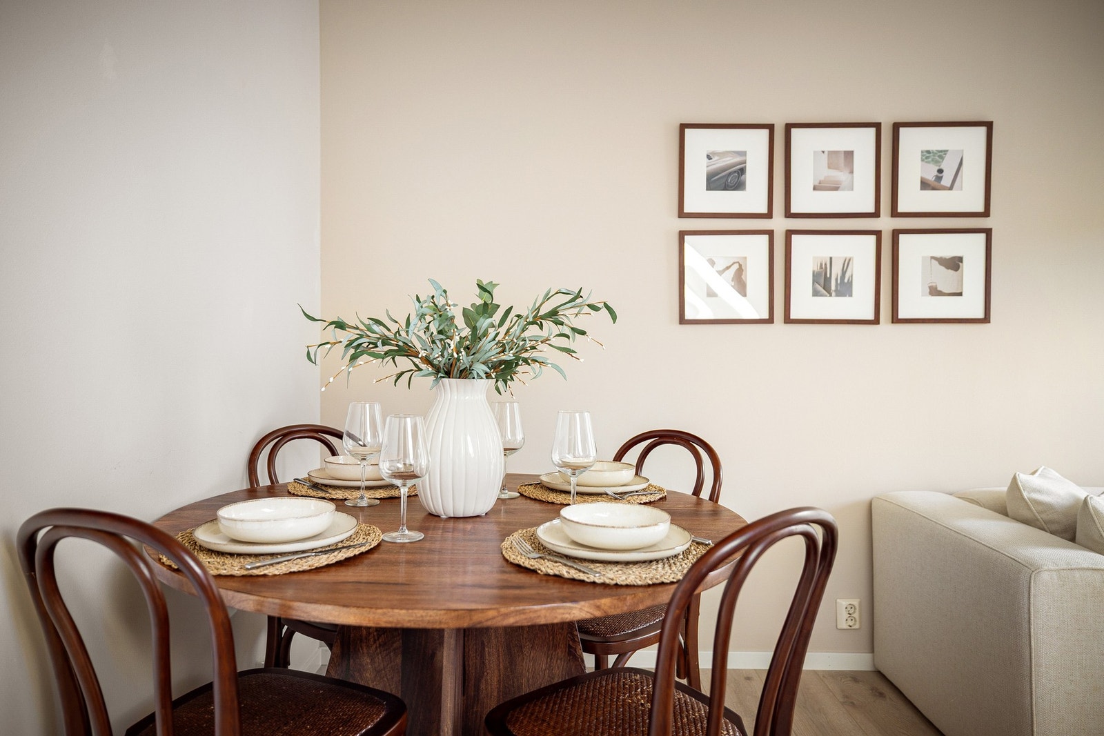 Her går det 6 stk rundt borden uten problemer Galleribilde