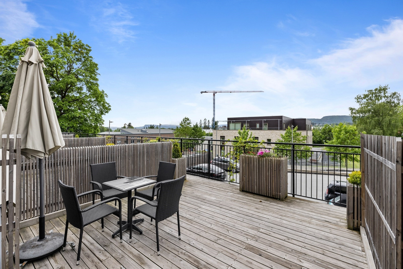 Beboerne kan også benytte de tre balkongene i sydfløyen, som gir vakker utsikt over området Galleribilde