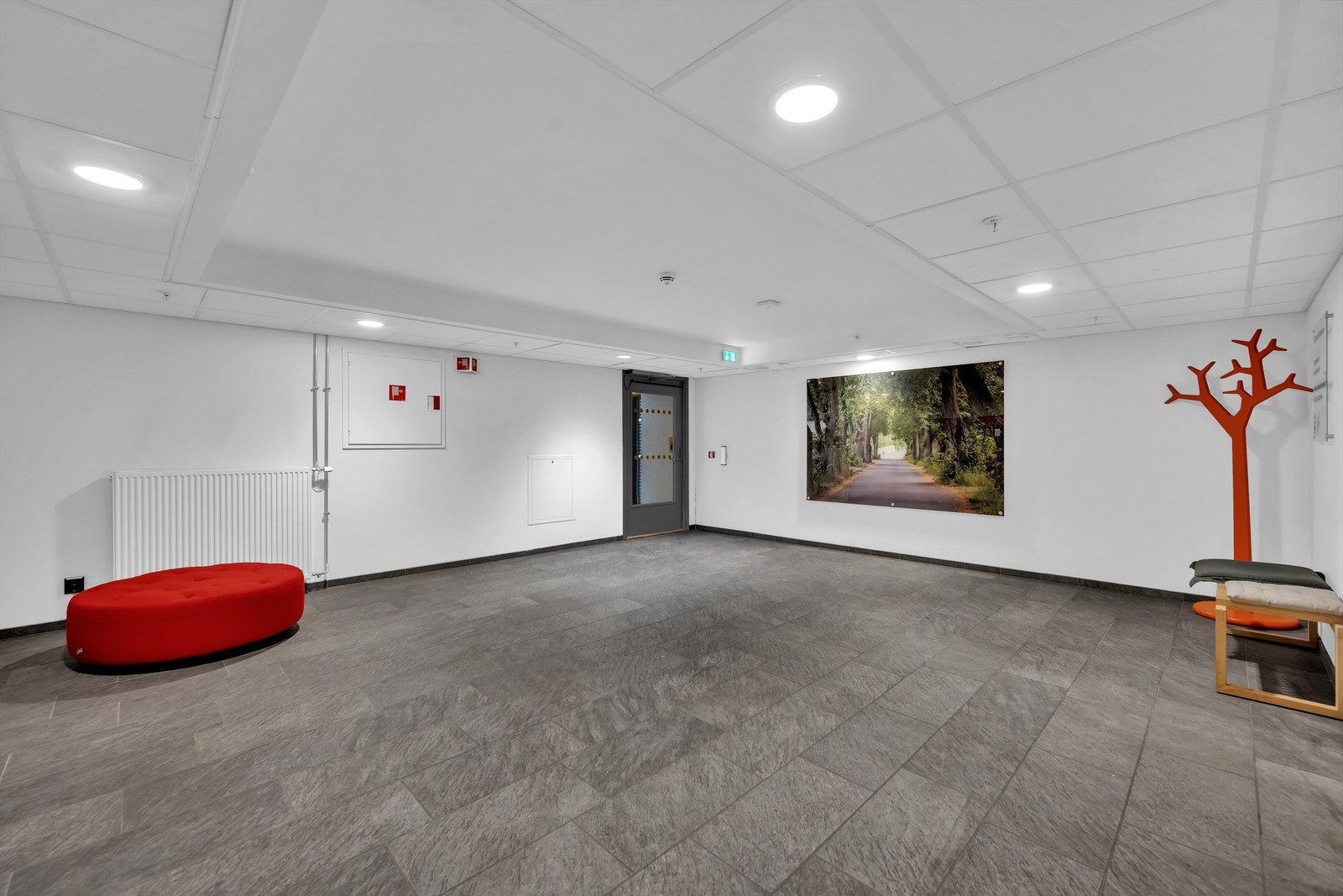 Det medfølger 1 garasjeplass med leiligheten. Sameiet disponerer i tillegg gjesteparkeringsplasser Galleribilde