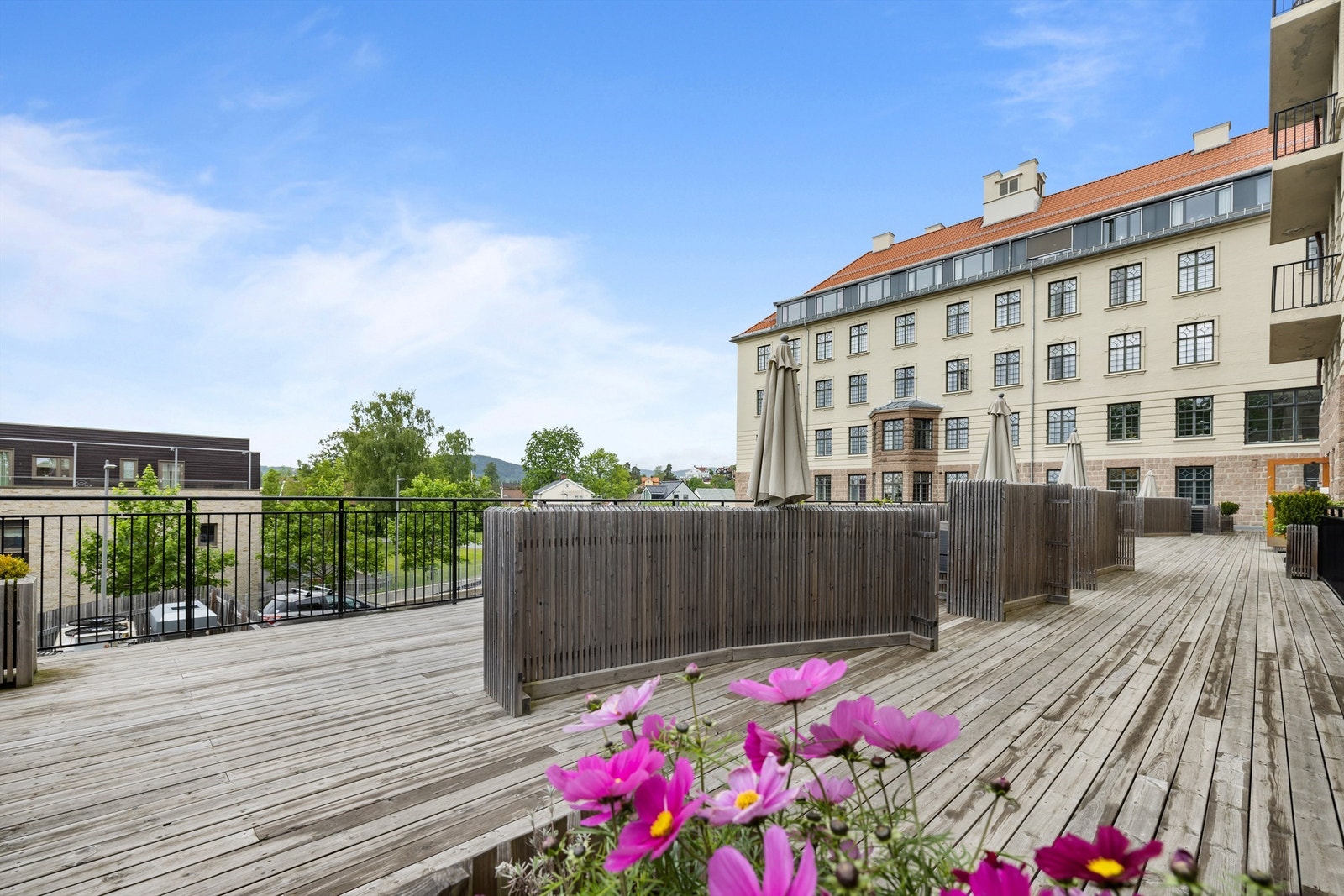 Sameiet har en stor felles terrasse med hyggelige skjermede soner Galleribilde