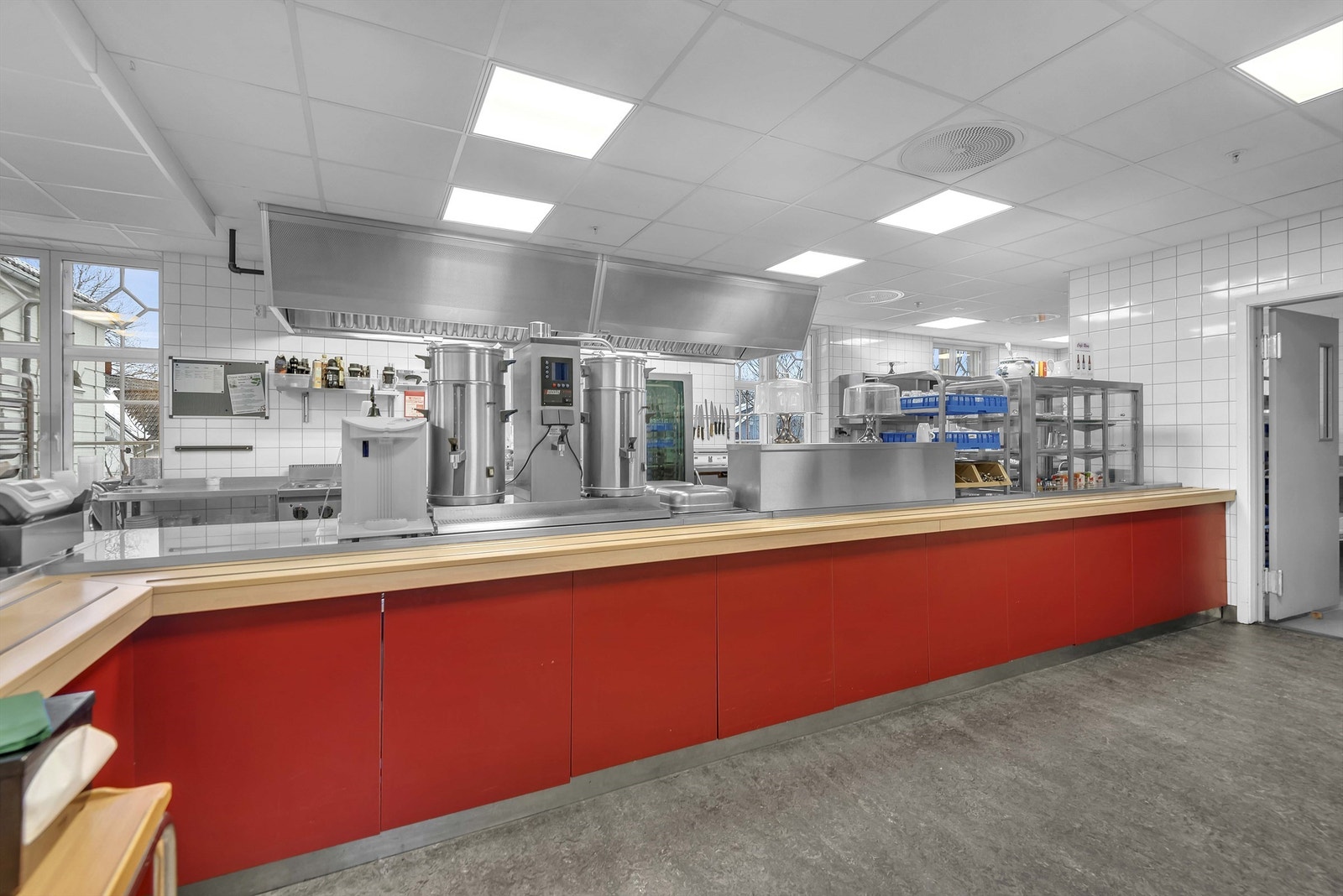 Seniorsenteret i samme bygg serverer middag hver dag, samt at de arrangerer en rekke aktiviteter, konserter og turer Galleribilde