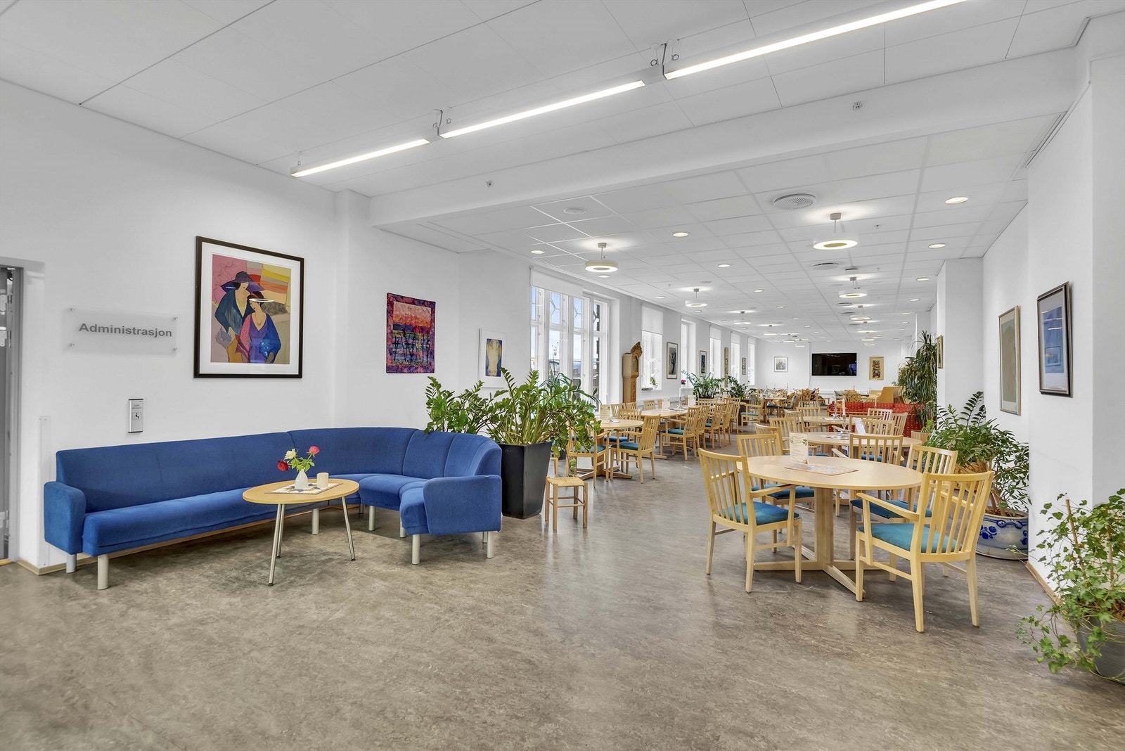 Seniorsenteret i samme bygg serverer middag hver dag, samt at de arrangerer en rekke aktiviteter, konserter og turer Galleribilde