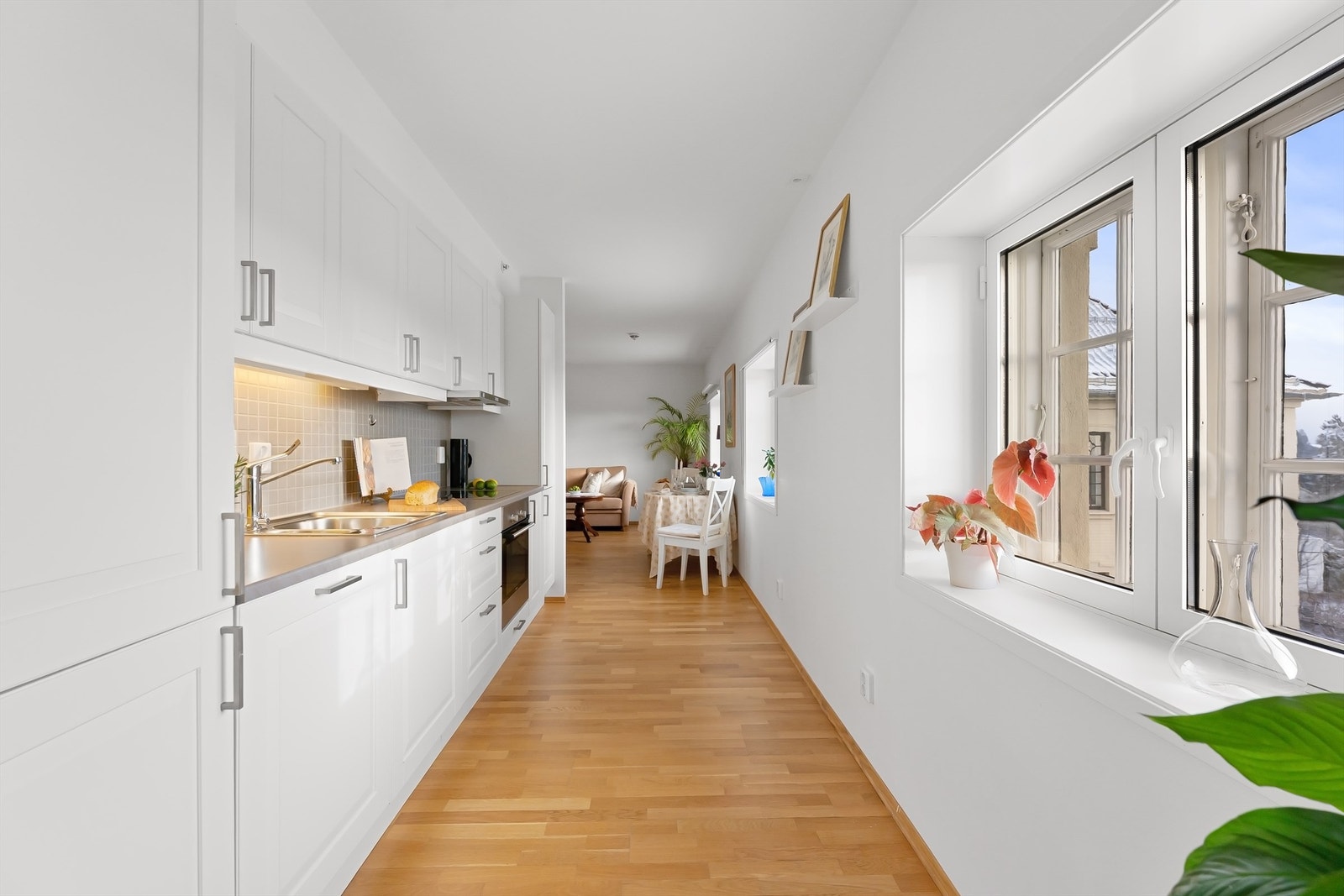 Pent kjøkken, praktisk plassert mellom soverom og stue Galleribilde