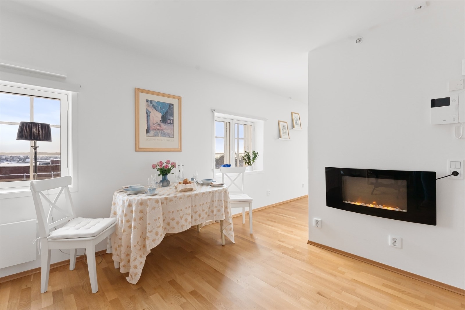 Stuen er romslig, og har plass for sofagruppe, TV-seksjon, spiseplass og annet passende møblement Galleribilde