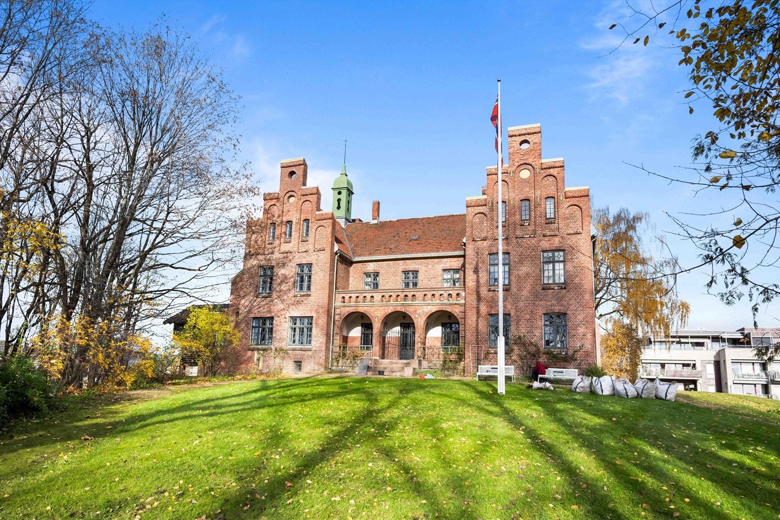 Stabekkslottet, den opprinnelige hovedbygningen på Ringstabekk før den i 1908 ble bygget om for Statens lærerinneskole i husstell Galleribilde