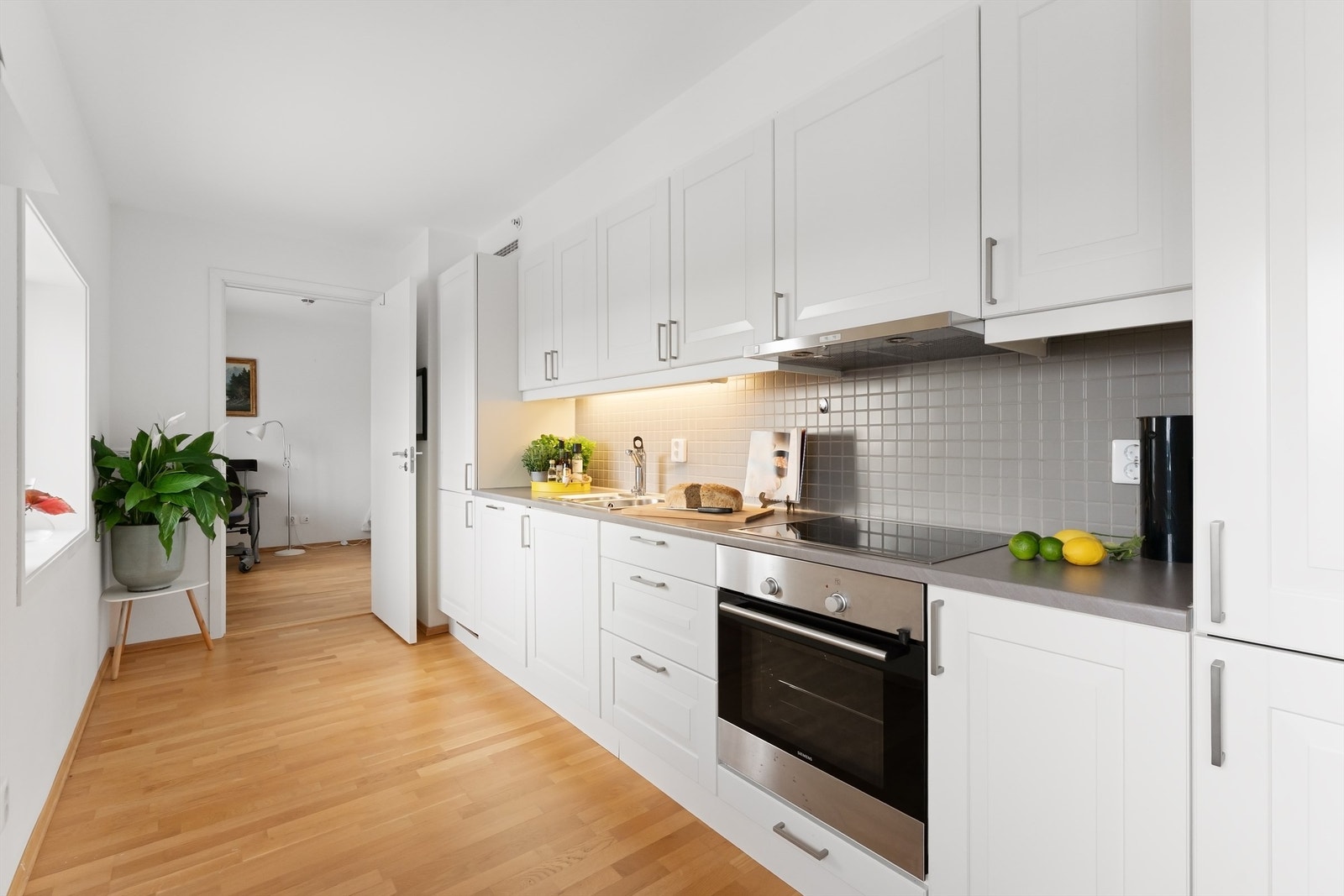 Kjøkkenet har integrerte hvitevarer Galleribilde