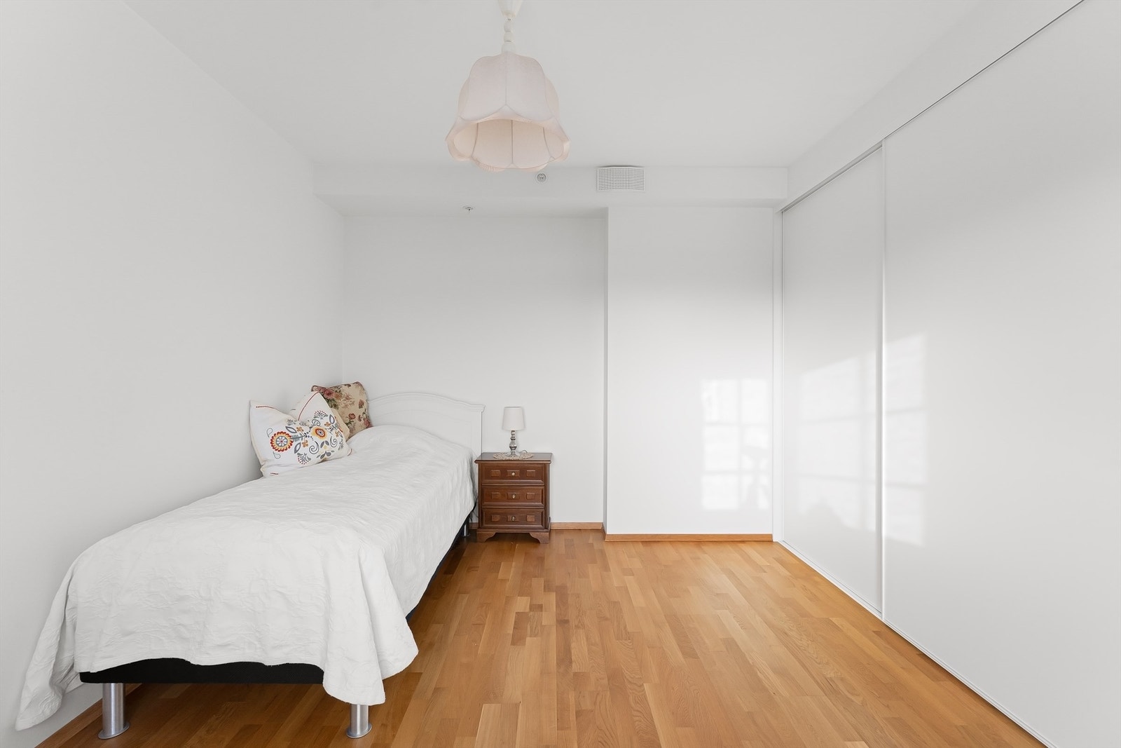 Her har du en stor skyvedørsgarderobe med plass for oppbevaring av klær og annet Galleribilde