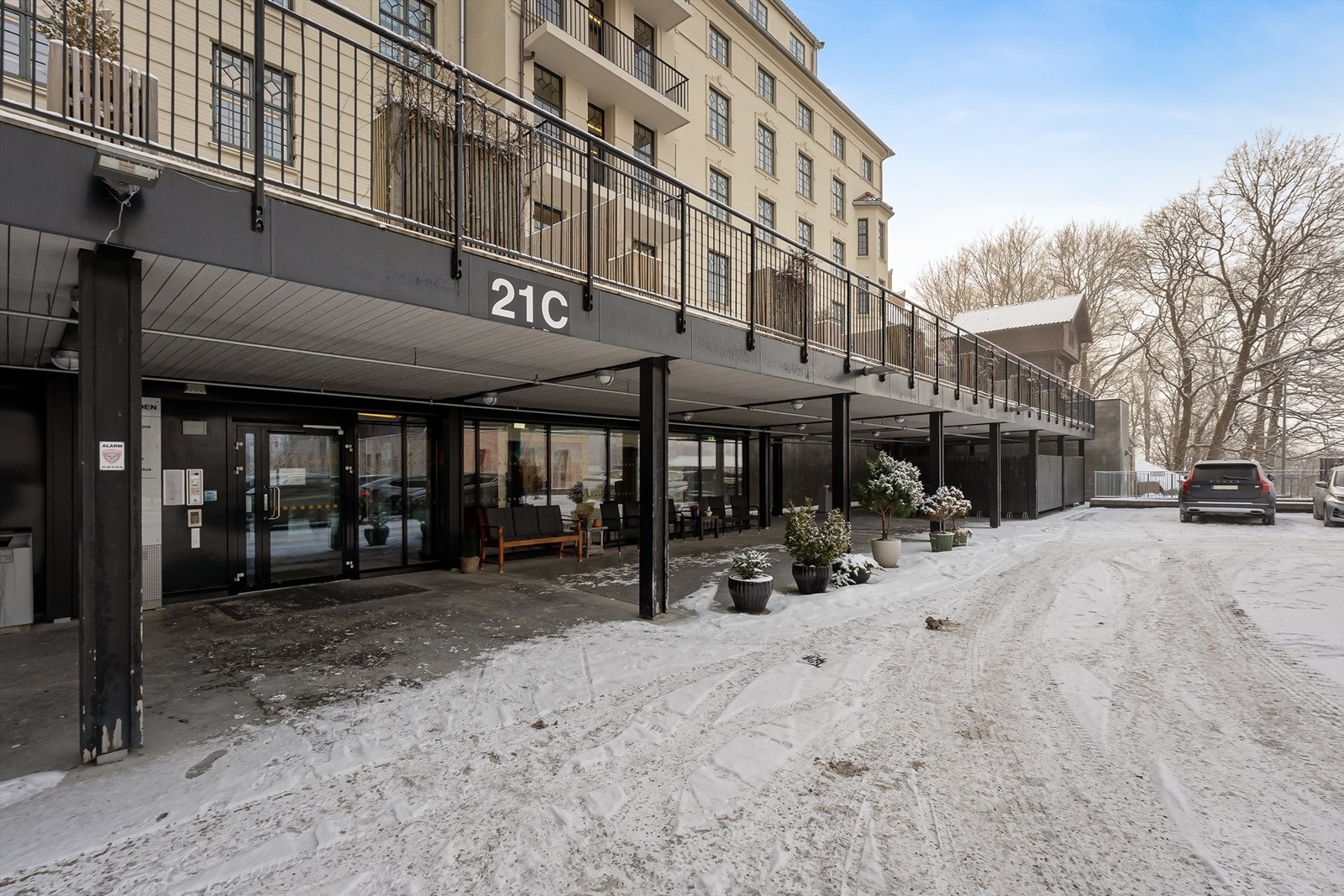 Boligen ligger i et unikt og spennende bygg med mye historie og med seniorsenter i samme bygg Galleribilde