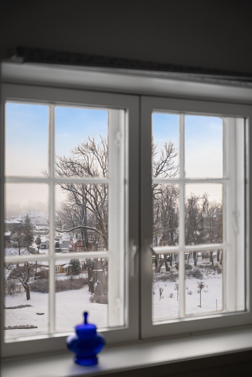 Det er nydelig utsikt gjennom alle leilighetens vinduer, hvor utsikten strekker seg til fjorden og Nesoddlandet. Må oppleves! Galleribilde