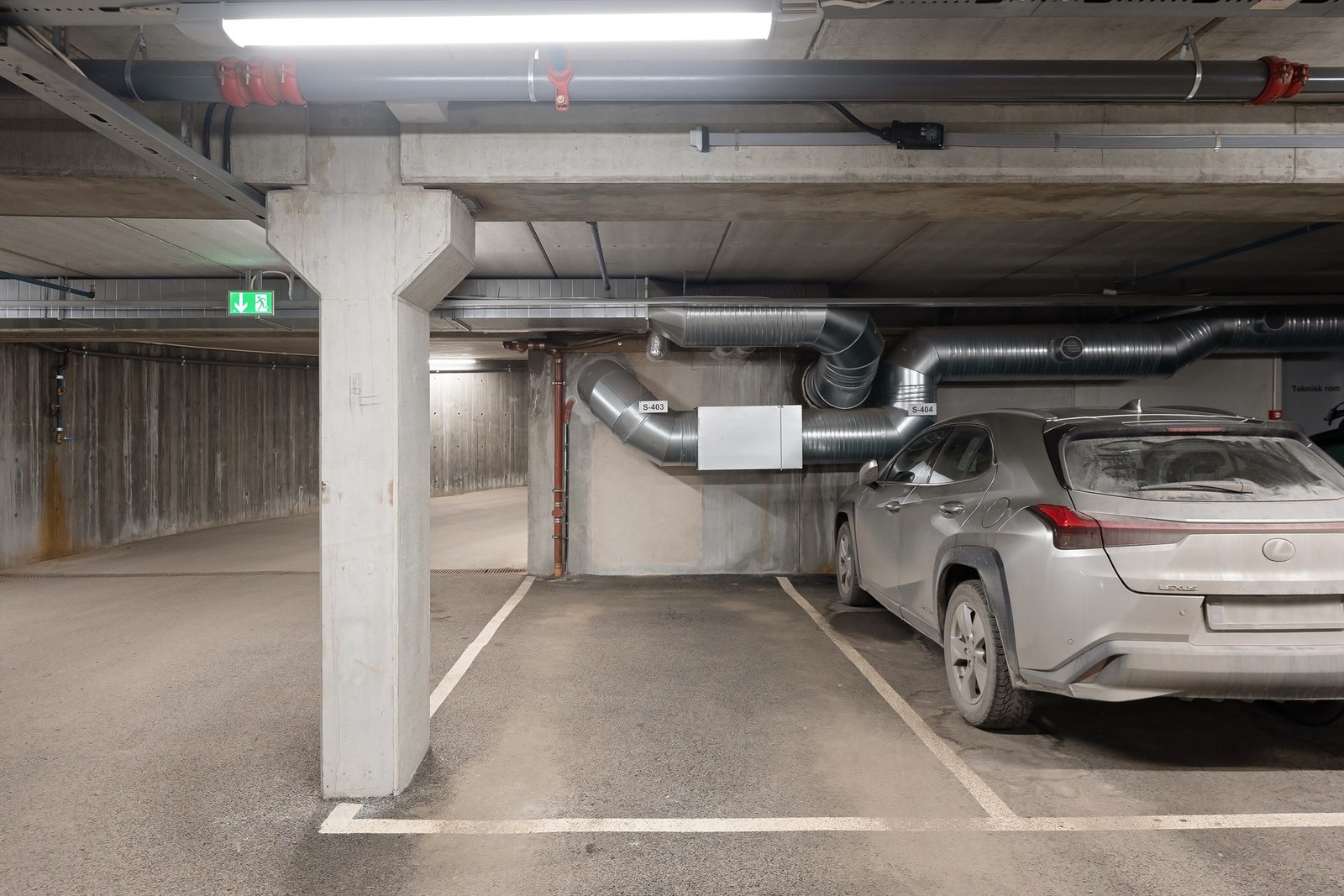 Iht. seksjoneringen følger 1 garasjeplass med leiligheten på plan UP 2. Parkeringsplassen er merket nr S-403. Sameiet disponerer 15 gjesteparkeringsplasser Galleribilde