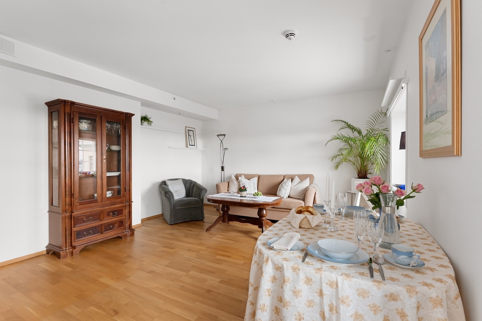 Leiligheten, som ligger i byggets 4. etasje, har en lys og praktisk planløsning med entré, stue og åpen kjøkkenløsning, samt et romslig soverom Galleribilde