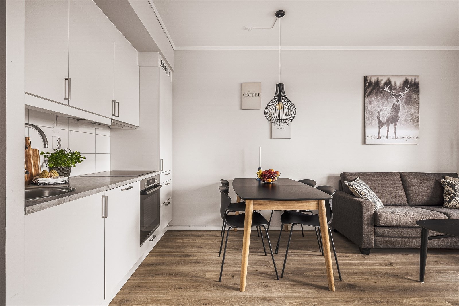 God plass til både spiseplass og sofakrok Galleribilde