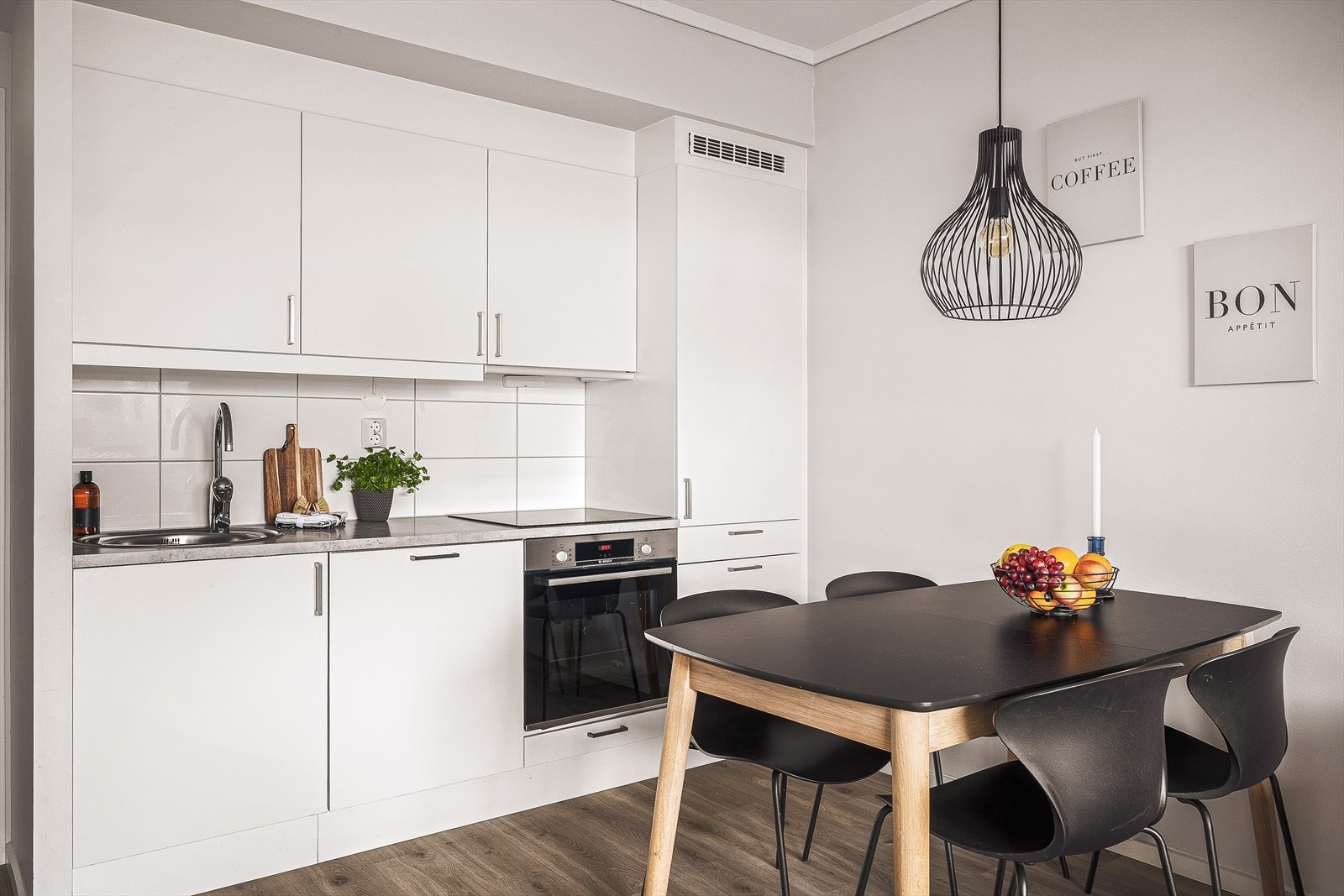 Kjøkkenet har moderne utførelse med slette fronter Galleribilde