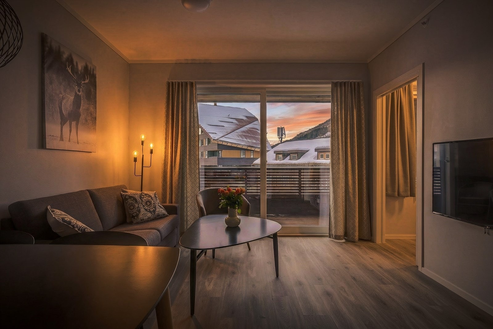 Stue/kjøkken er på 17,8 kvm og har laminat på gulv og lysmalte vegger Galleribilde