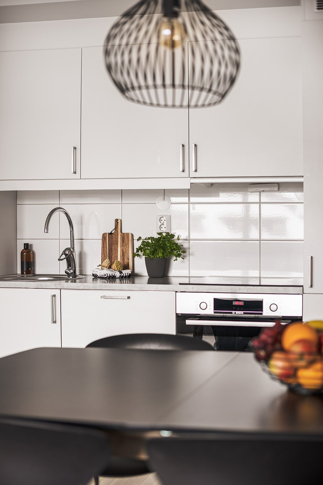 Integrerte hvitevarer og praktisk skap- og benkeplass Galleribilde