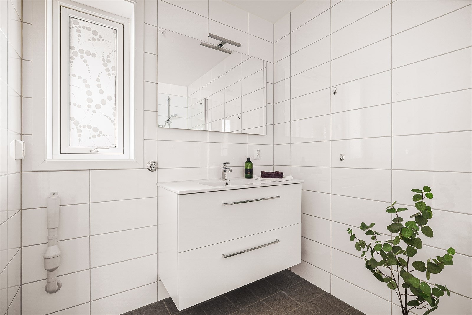 Badet har elektriske varmekabler i gulv, og opplegg for vaskemaskin Galleribilde