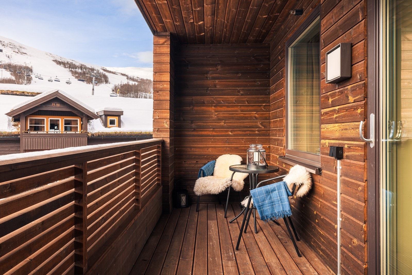 Romslig balkong på 8,8 kvm med utsikt mot fjellandsbyen Galleribilde