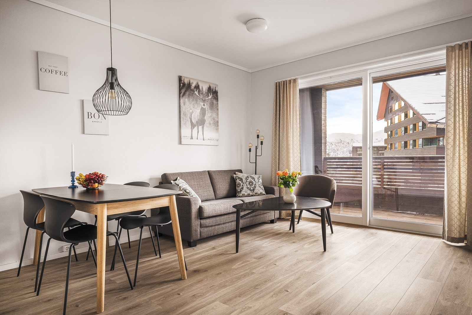 Store vindusflater i enden av rommet slipper inn rikelig med naturlig lys Galleribilde