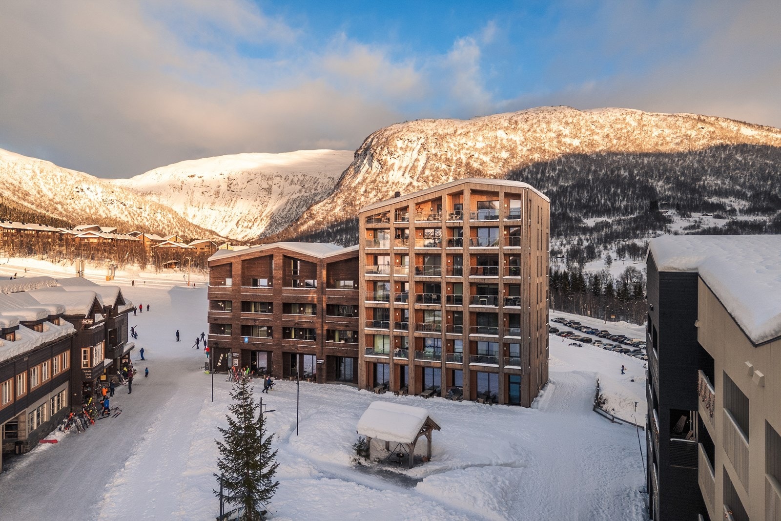 I Kamben-bygget bor du med skitrekk, langrennsløyper, hotell, kafé og sportsbutikk rett utenfor døren Galleribilde