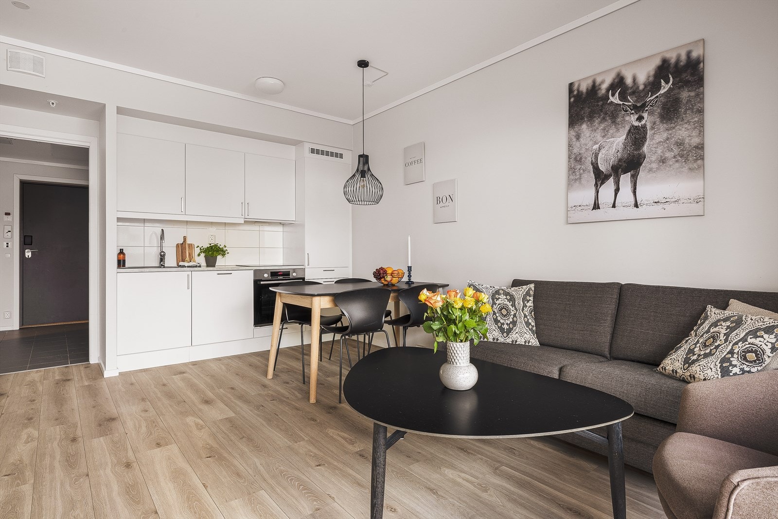 Leilighetens naturlige oppholdssone byr på en fin kombinasjon av stue og kjøkken i åpen løsning Galleribilde