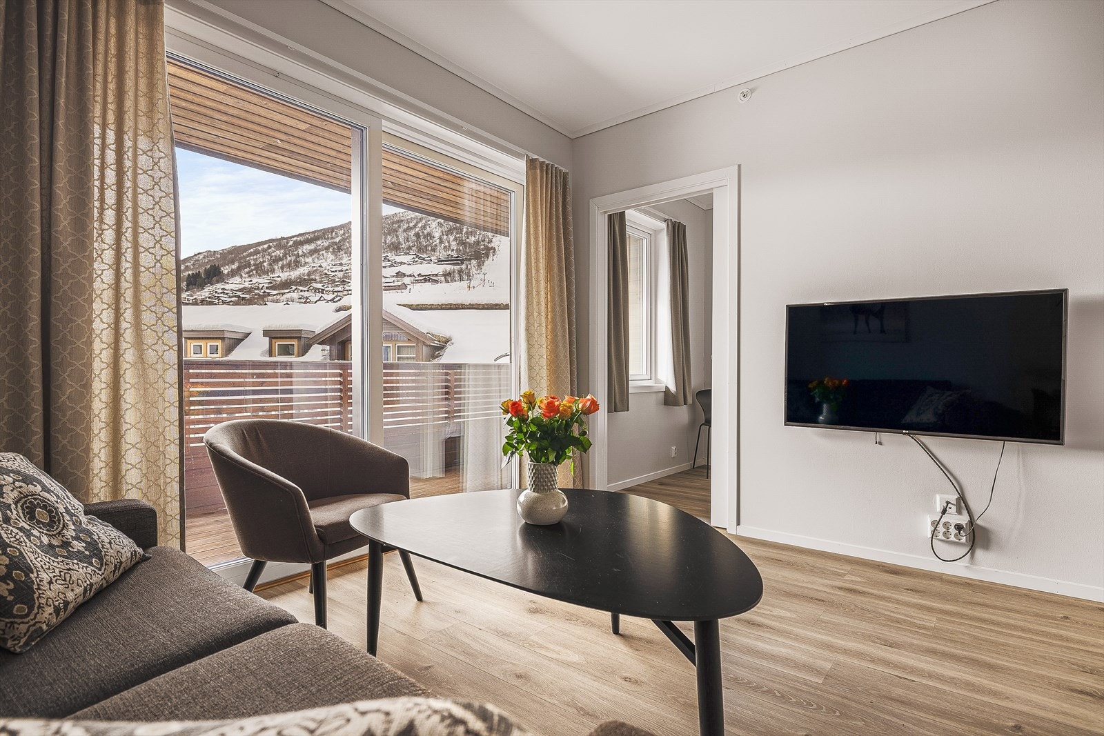 Fra stuen er det utgang til balkong Galleribilde