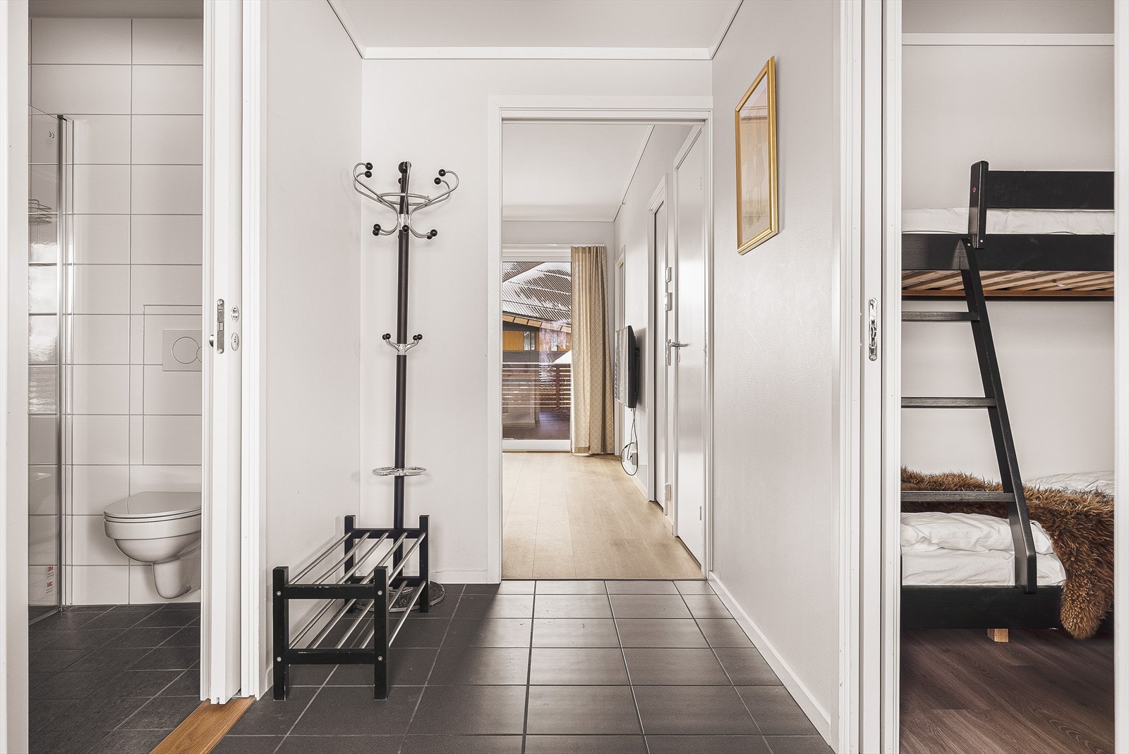 Innbydende entré på 4,2 kvm med flislagt gulv og vannbåren gulvvarme Galleribilde