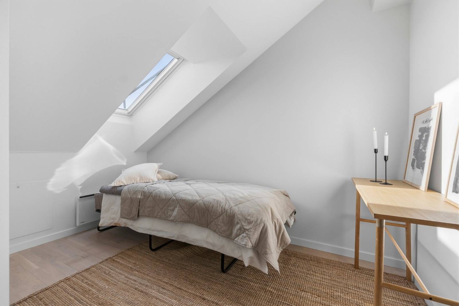 Soverom I - Rommet kan benyttes som leilighetens kontor, barnerom eller gjesterom etter ønskelig behov. Galleribilde