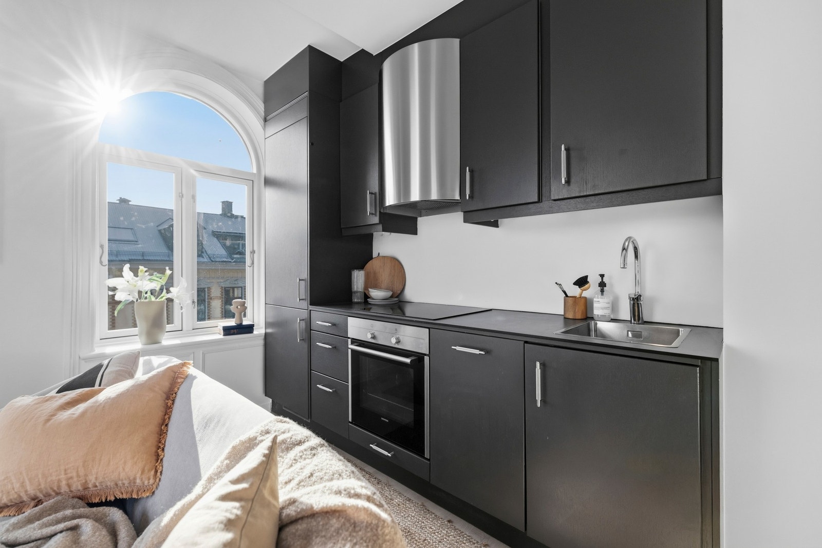 Innbydende, pent Sigdal kjøkken med glatte fronter. Galleribilde