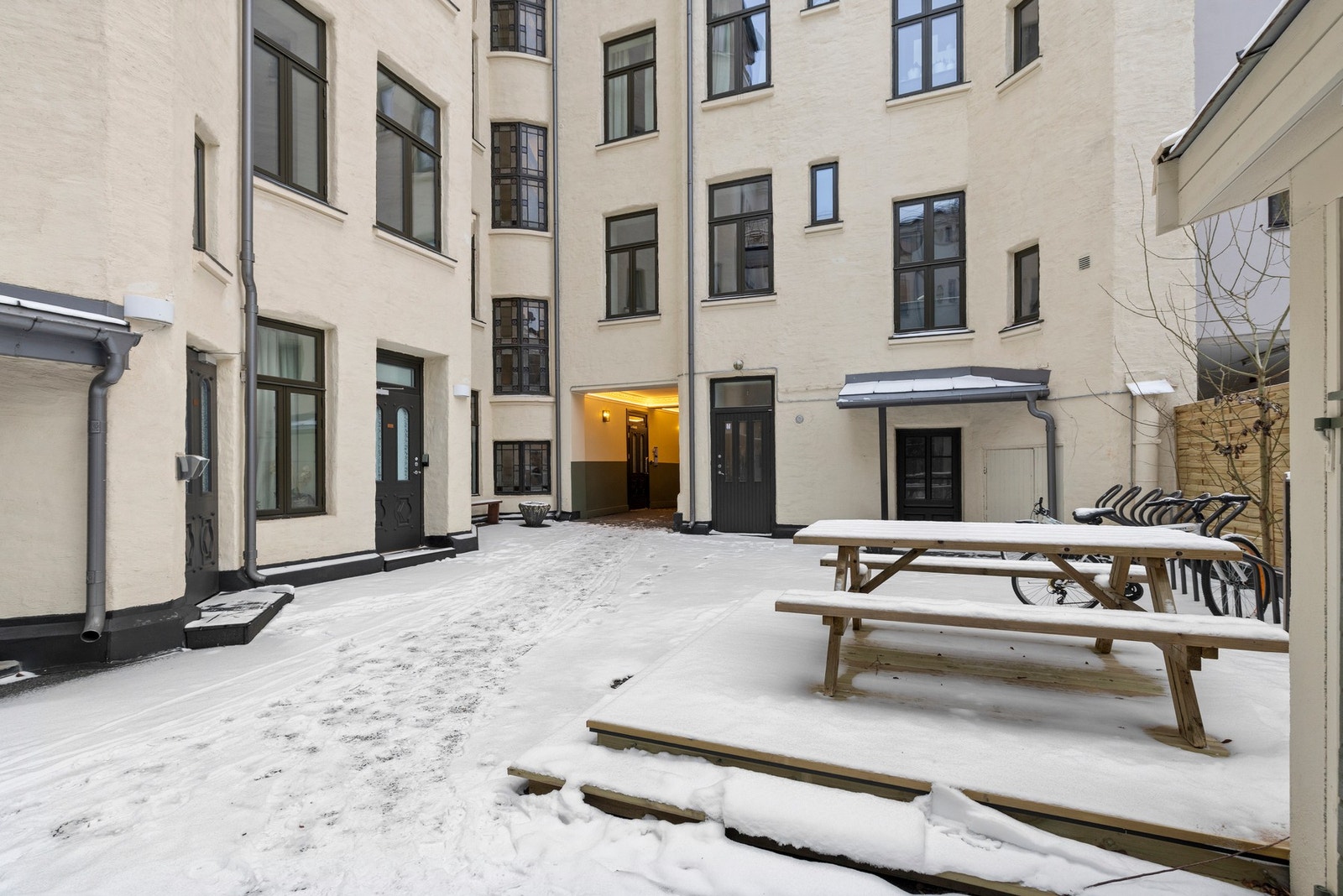 Hyggelig bakgård med sitteplasser. Galleribilde