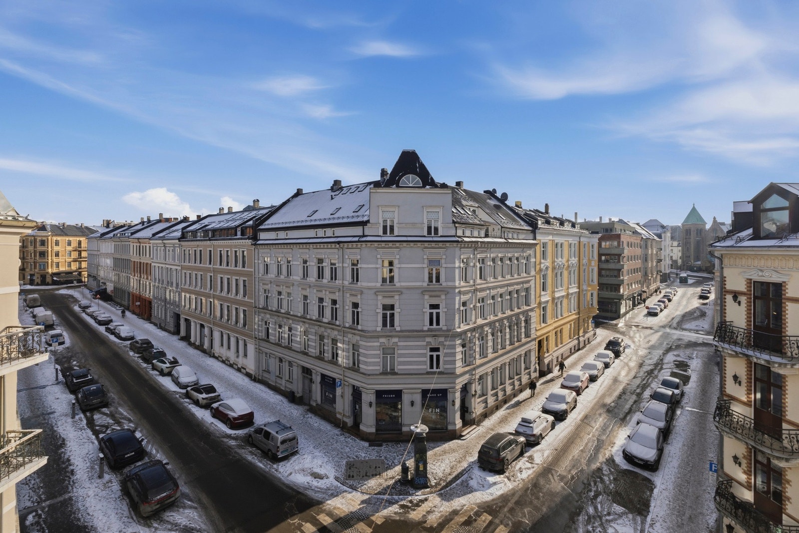 Fra balkongen er det flott utsikt mot den hyggelige gågaten. Galleribilde