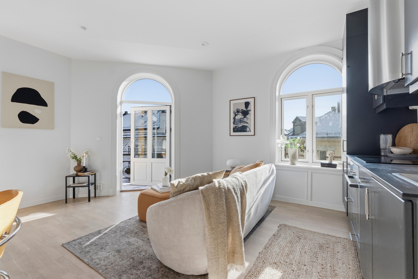 Stuen er romslig og fremstår lys og luftig med gjennomgående god takhøyde og store vindusflater som slipper inn rikelig med naturlig lys. Galleribilde